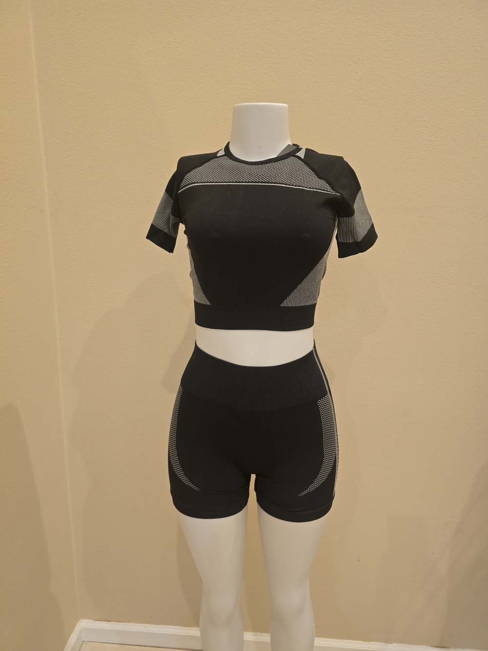 Seamless Black & Gray Active Crop Top and High-Waist Shorts Set